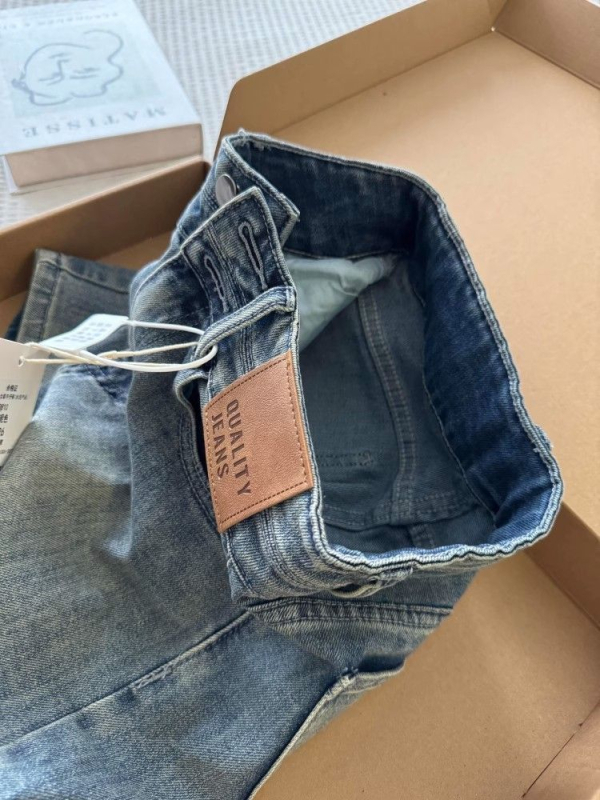 Džinsiniai šortai su žemu juosmeniu, tiesus kirpimas, vidutinė elastingumas, medvilnės–džins audinys 30–50% medvilnės