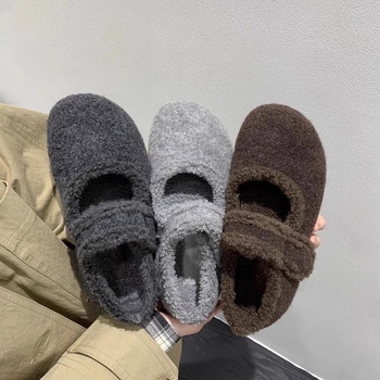 Mary Jane cipő velúr felsőrésszel, belső műszőrme bélés, Velcro zárás, középmagas sarka 3-5 cm