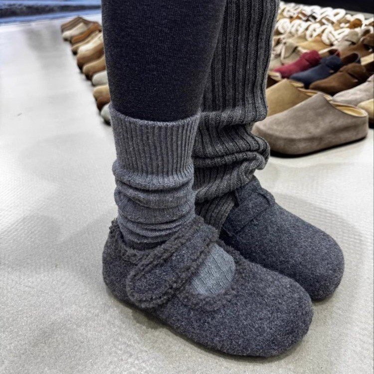 Mary Jane cipő velúr felsőrésszel, belső műszőrme bélés, Velcro zárás, középmagas sarka 3-5 cm