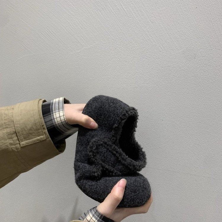 Mary Jane cipő velúr felsőrésszel, belső műszőrme bélés, Velcro zárás, középmagas sarka 3-5 cm