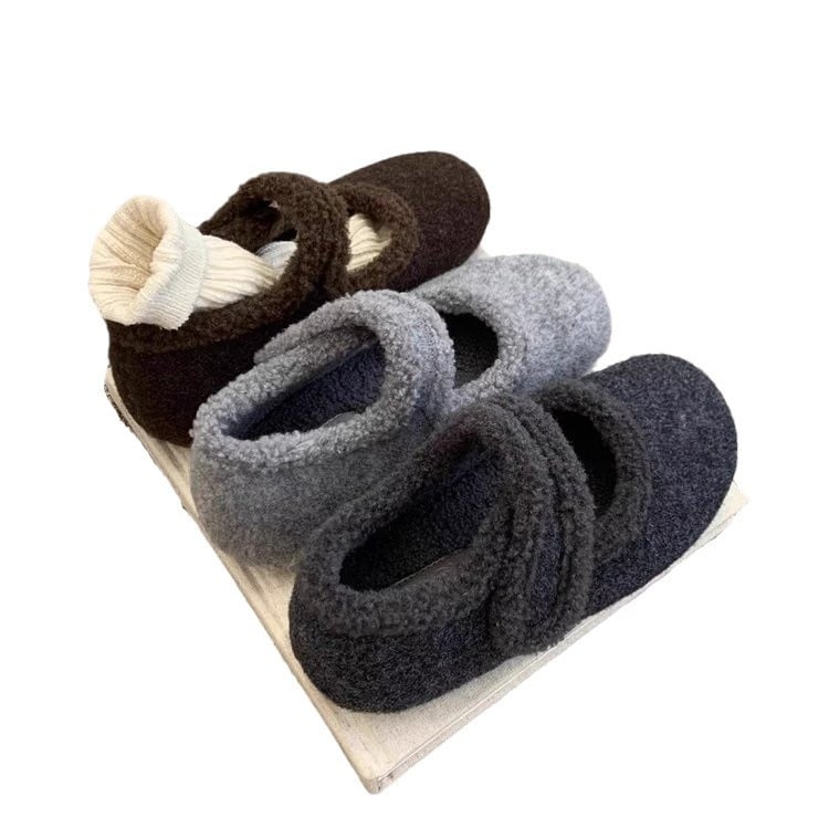 Mary Jane cipő velúr felsőrésszel, belső műszőrme bélés, Velcro zárás, középmagas sarka 3-5 cm