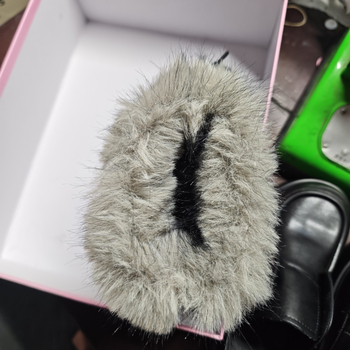 Női téli csizma hóhoz – felsőrész: bőr másodlagos rétege; bélés: gyapjú és pamut; talpbetét: műszőr; csizma magassága: kb. 12 cm