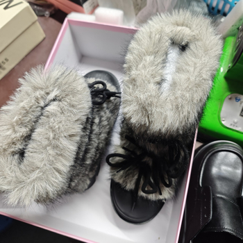 Női téli csizma hóhoz – felsőrész: bőr másodlagos rétege; bélés: gyapjú és pamut; talpbetét: műszőr; csizma magassága: kb. 12 cm