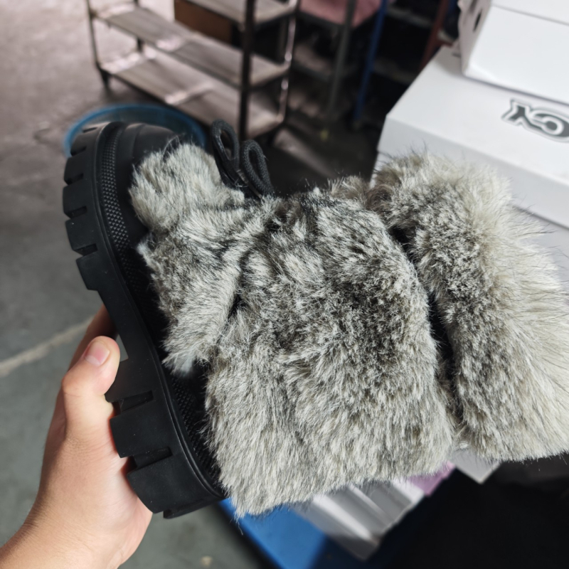 Női téli csizma hóhoz – felsőrész: bőr másodlagos rétege; bélés: gyapjú és pamut; talpbetét: műszőr; csizma magassága: kb. 12 cm