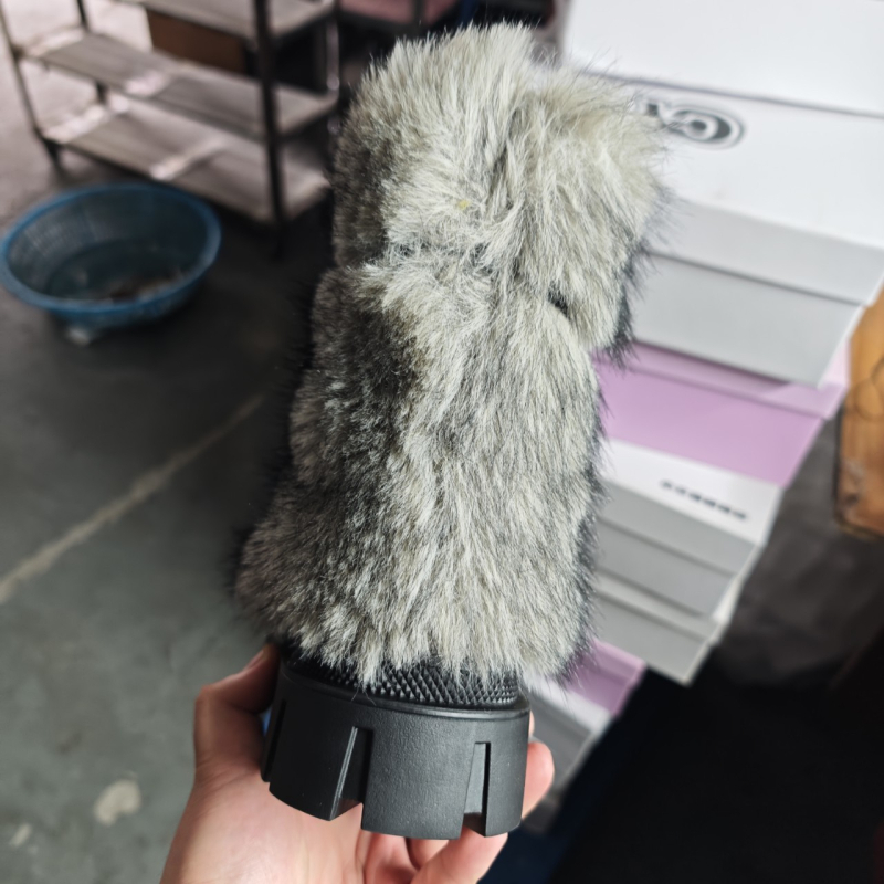 Női téli csizma hóhoz – felsőrész: bőr másodlagos rétege; bélés: gyapjú és pamut; talpbetét: műszőr; csizma magassága: kb. 12 cm