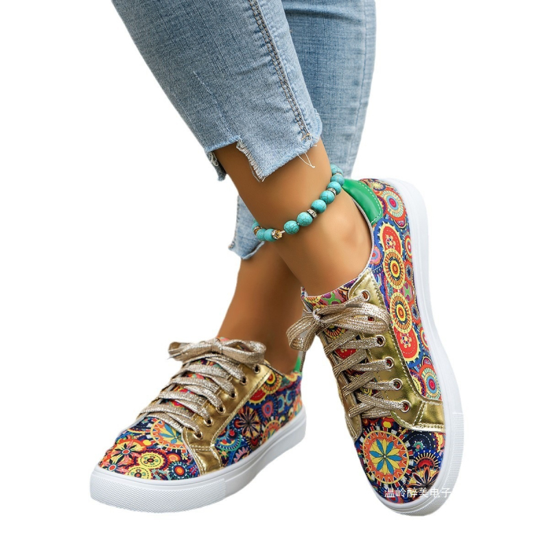 Női vászoncipő hímzett virágmintával, elöl fűzővel, alacsony profilú, etnikus stílus, gumitalp.