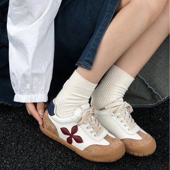 Pantofi sport pentru femei din piele naturală - talpa joasă, șireturi în față, căptușeală din plasă respirabilă, talpă din cauciuc, branț din piele de porc