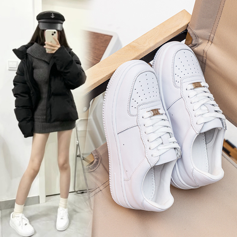 Spordistiili igapäevased jalatsid esimese kihiga lehmakarva ülemine, lambanahk sisemine, kummist tald, madal konts 1–3 cm, libisemiskindel ja niiskuse imendumine