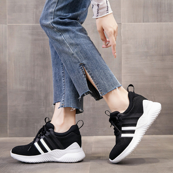 Naiste spordijalatsid varjatud kõrguse tõstmisega, kootud ülemine, hingav sisu, PU talla, igapäevaseks kandmiseks