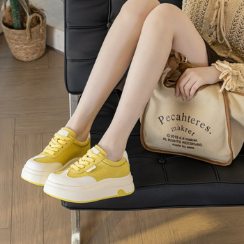 Naiste nahast igapäevased spordijalatsid 6–8 cm kõrge paks tald, hingav sisetald loodusliku nahaga, kummist talla