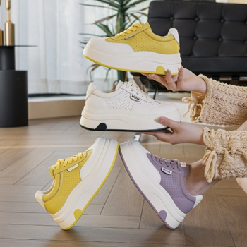 Naiste nahast igapäevased spordijalatsid 6–8 cm kõrge paks tald, hingav sisetald loodusliku nahaga, kummist talla