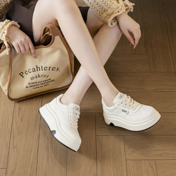 Naiste nahast igapäevased spordijalatsid 6–8 cm kõrge paks tald, hingav sisetald loodusliku nahaga, kummist talla