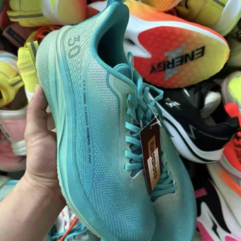 Αθλητικά παπούτσια τρεξίματος Unisex — διαπνοή, ελαφριά, γρήγορο στέγνωμα; άνω μέρος: TPU + συνθετικό δέρμα + ύφασμα; σόλα: καουτσούκ + MD + TPU; κλείσιμο: κορδόνια; πάτος: υφασμάτινη επένδυση; χαμηλό ύψος πάτου 1–3 εκ