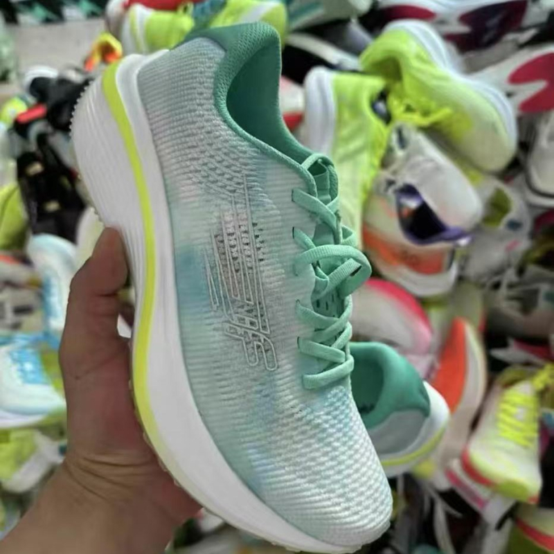 Αθλητικά παπούτσια τρεξίματος Unisex — διαπνοή, ελαφριά, γρήγορο στέγνωμα; άνω μέρος: TPU + συνθετικό δέρμα + ύφασμα; σόλα: καουτσούκ + MD + TPU; κλείσιμο: κορδόνια; πάτος: υφασμάτινη επένδυση; χαμηλό ύψος πάτου 1–3 εκ