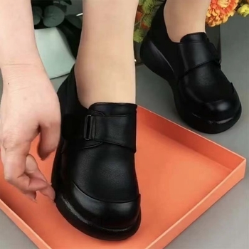 Ženske mokasice s klinastim potpeticom 3-5 cm, okrugli vrh, gornji dio od mikrovlakana, gumeni potplat, Velcro zatvaranje