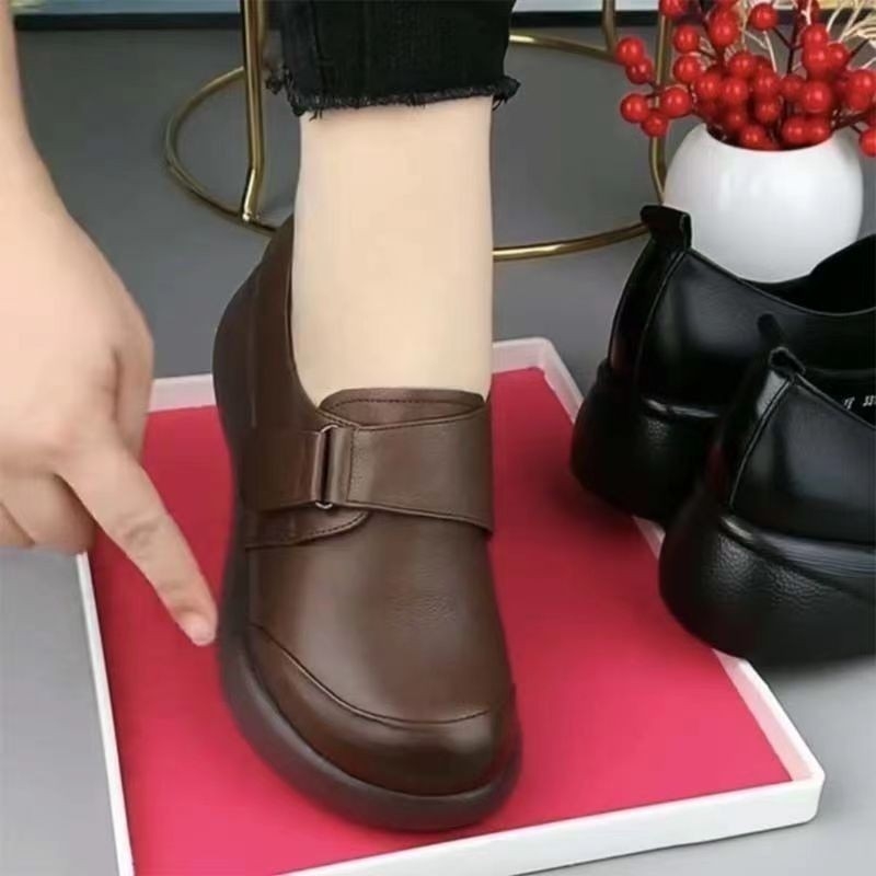 Ženske mokasice s klinastim potpeticom 3-5 cm, okrugli vrh, gornji dio od mikrovlakana, gumeni potplat, Velcro zatvaranje