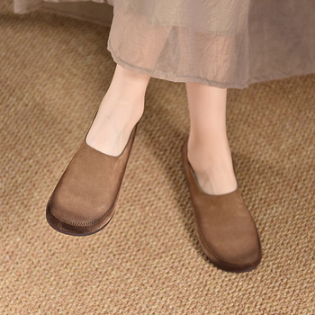 Pantofi dama cu talpă plată, vârf rotund, partea superioară din piele de vițel texturată, talpă din cauciuc, guler jos, toc plat 1-3 cm