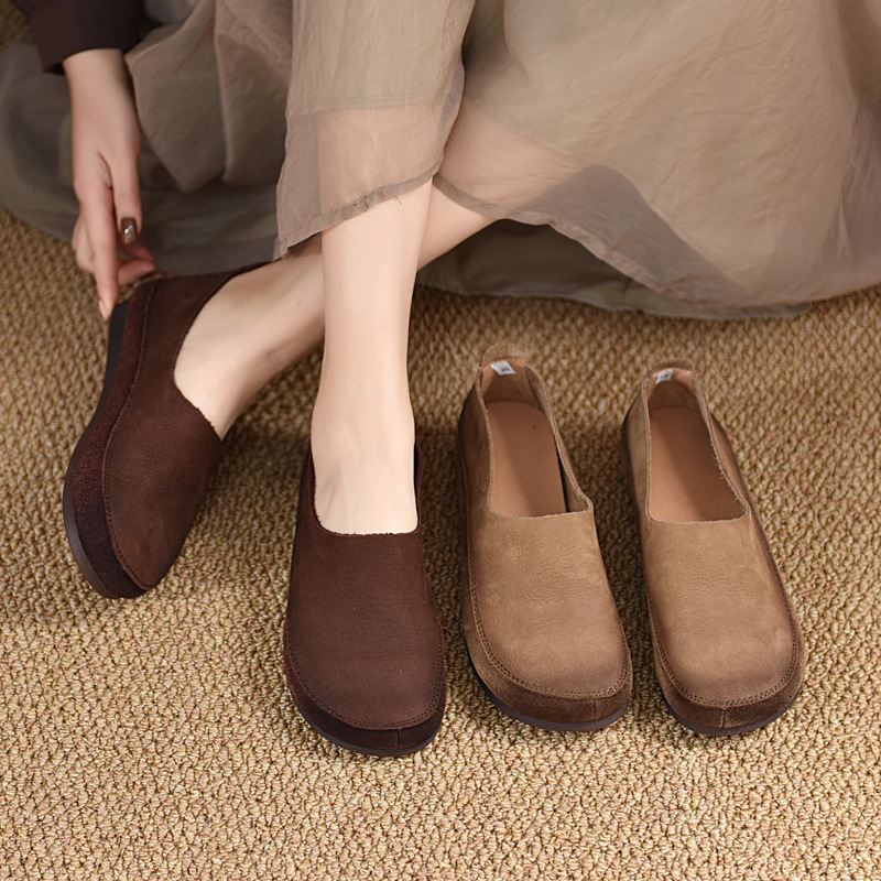 Pantofi dama cu talpă plată, vârf rotund, partea superioară din piele de vițel texturată, talpă din cauciuc, guler jos, toc plat 1-3 cm