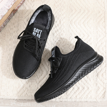 Női téli pamut cipő, felső része pamutszövet, bélés fleece, PU talp, középső sarok 3–5 cm