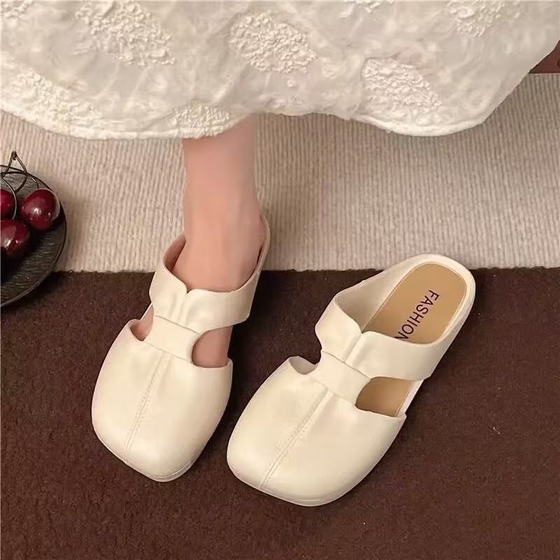 Sieviešu platās sandales ar pirksta aizsargu visām sezonām (augšējais materiāls: liellopu kažokāds; iekšpuse: āda; zole: mikrošķiedras āda; plakana zole; zoles biezums 3-5 cm)