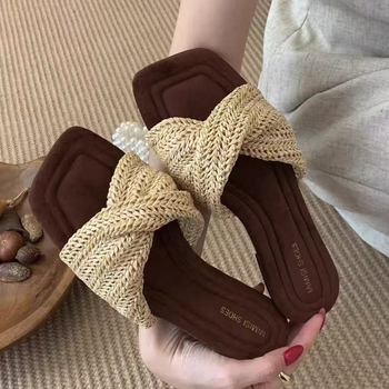 Sieviešu sandales ar austiem izgriezumiem, PU augšdaļa, gumijas zole, iekšējais materiāls mākslīgā āda, papēža augstums 3–5 cm, slip-on uzlikšanas dizains