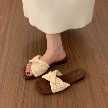 Sieviešu sandales ar austiem izgriezumiem, PU augšdaļa, gumijas zole, iekšējais materiāls mākslīgā āda, papēža augstums 3–5 cm, slip-on uzlikšanas dizains