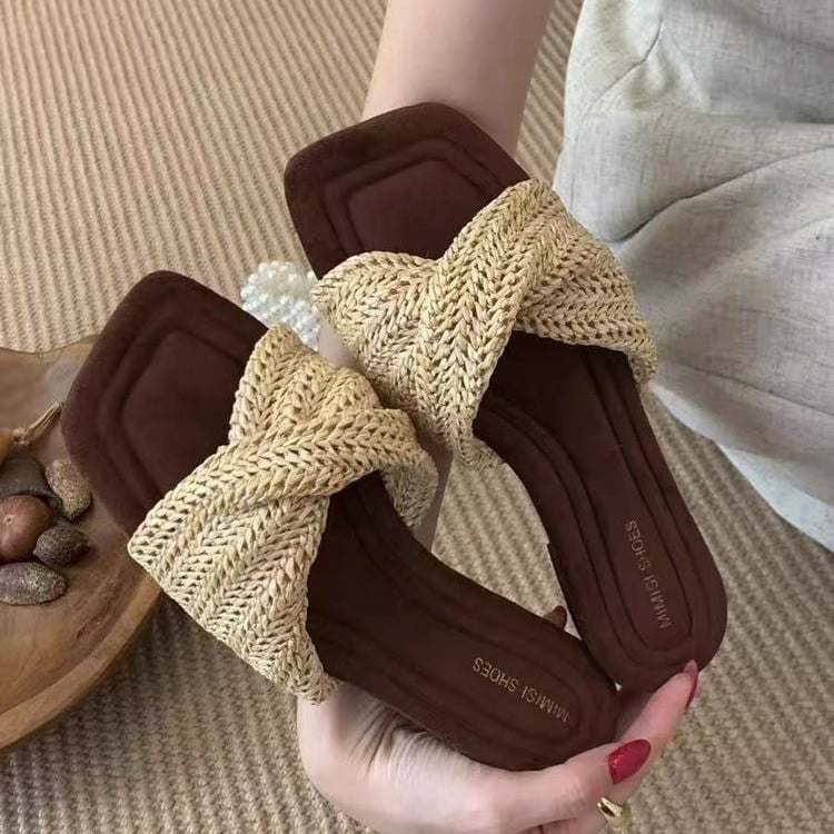 Sieviešu sandales ar austiem izgriezumiem, PU augšdaļa, gumijas zole, iekšējais materiāls mākslīgā āda, papēža augstums 3–5 cm, slip-on uzlikšanas dizains