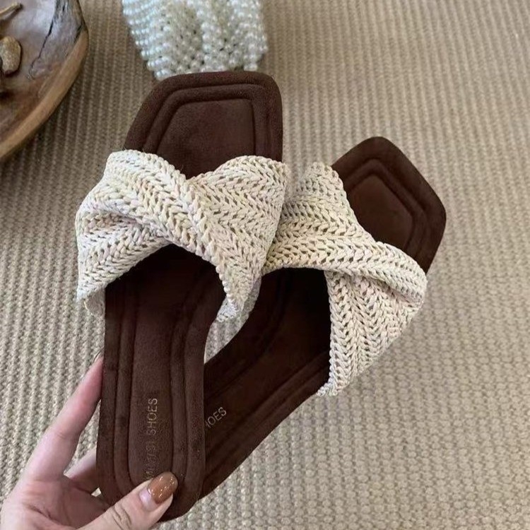 Sieviešu sandales ar austiem izgriezumiem, PU augšdaļa, gumijas zole, iekšējais materiāls mākslīgā āda, papēža augstums 3–5 cm, slip-on uzlikšanas dizains