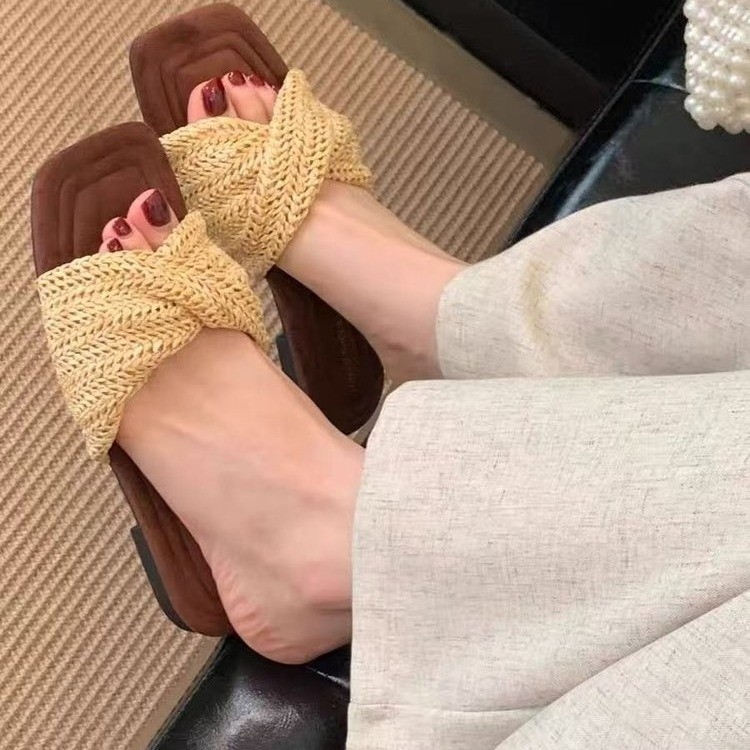 Sieviešu sandales ar austiem izgriezumiem, PU augšdaļa, gumijas zole, iekšējais materiāls mākslīgā āda, papēža augstums 3–5 cm, slip-on uzlikšanas dizains