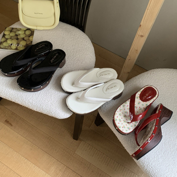 Sieviešu augstā sandaļu ar apaļu purnu, krāsu blokēts rivet detaļa, atvērts pirksts, herringbone raksts — Augšējais materiāls: Super fiber; Iekšējais materiāls: PU; Zole: Gumija; Zoles biezums: 3–5 cm