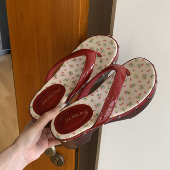 Sieviešu augstā sandaļu ar apaļu purnu, krāsu blokēts rivet detaļa, atvērts pirksts, herringbone raksts — Augšējais materiāls: Super fiber; Iekšējais materiāls: PU; Zole: Gumija; Zoles biezums: 3–5 cm