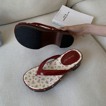 Sieviešu augstā sandaļu ar apaļu purnu, krāsu blokēts rivet detaļa, atvērts pirksts, herringbone raksts — Augšējais materiāls: Super fiber; Iekšējais materiāls: PU; Zole: Gumija; Zoles biezums: 3–5 cm