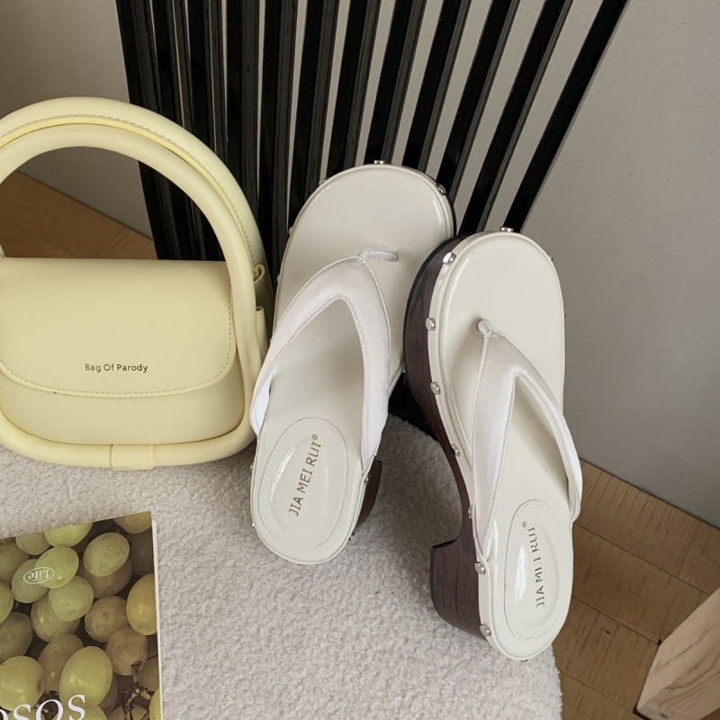 Sieviešu augstā sandaļu ar apaļu purnu, krāsu blokēts rivet detaļa, atvērts pirksts, herringbone raksts — Augšējais materiāls: Super fiber; Iekšējais materiāls: PU; Zole: Gumija; Zoles biezums: 3–5 cm