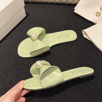 Sieviešu korejiešu stila plakās slidas ar mākslīgu PU augšpusi, gumijas zole, iekšējā odere no mākslīgā īsa pūka, elpojošas un vieglas.