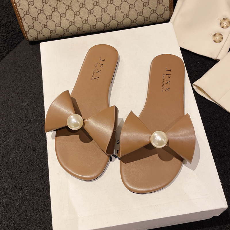 Sieviešu korejiešu stila plakās slidas ar mākslīgu PU augšpusi, gumijas zole, iekšējā odere no mākslīgā īsa pūka, elpojošas un vieglas.