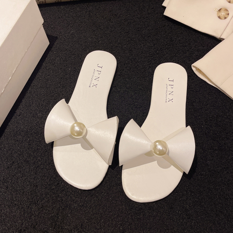 Sieviešu korejiešu stila plakās slidas ar mākslīgu PU augšpusi, gumijas zole, iekšējā odere no mākslīgā īsa pūka, elpojošas un vieglas.