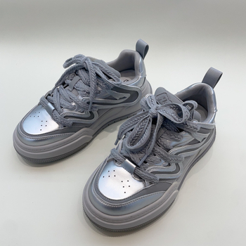 Adidași de damă cu partea superioară din piele, platformă, înălțime 3-5 cm, talpă din cauciuc.