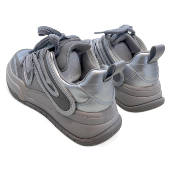 Adidași de damă cu partea superioară din piele, platformă, înălțime 3-5 cm, talpă din cauciuc.