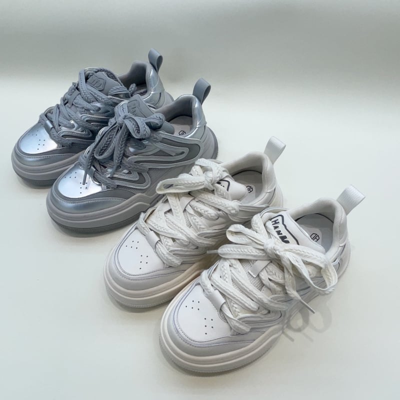 Adidași de damă cu partea superioară din piele, platformă, înălțime 3-5 cm, talpă din cauciuc.