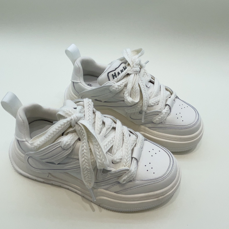 Adidași de damă cu partea superioară din piele, platformă, înălțime 3-5 cm, talpă din cauciuc.