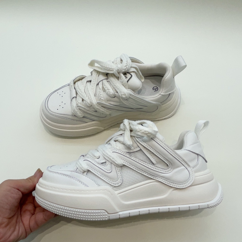 Adidași de damă cu partea superioară din piele, platformă, înălțime 3-5 cm, talpă din cauciuc.