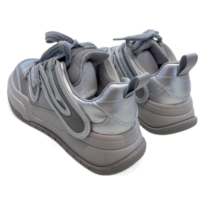 Adidași de damă cu partea superioară din piele, platformă, înălțime 3-5 cm, talpă din cauciuc.