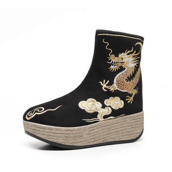 Lühikesed veluurist loomanahast etnilise tikandiga, külg ukseaug, sisemus tekstil, terav varvas, kõrge kand