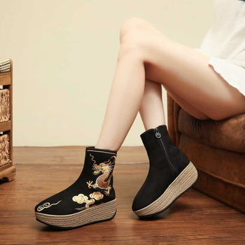 Lühikesed veluurist loomanahast etnilise tikandiga, külg ukseaug, sisemus tekstil, terav varvas, kõrge kand