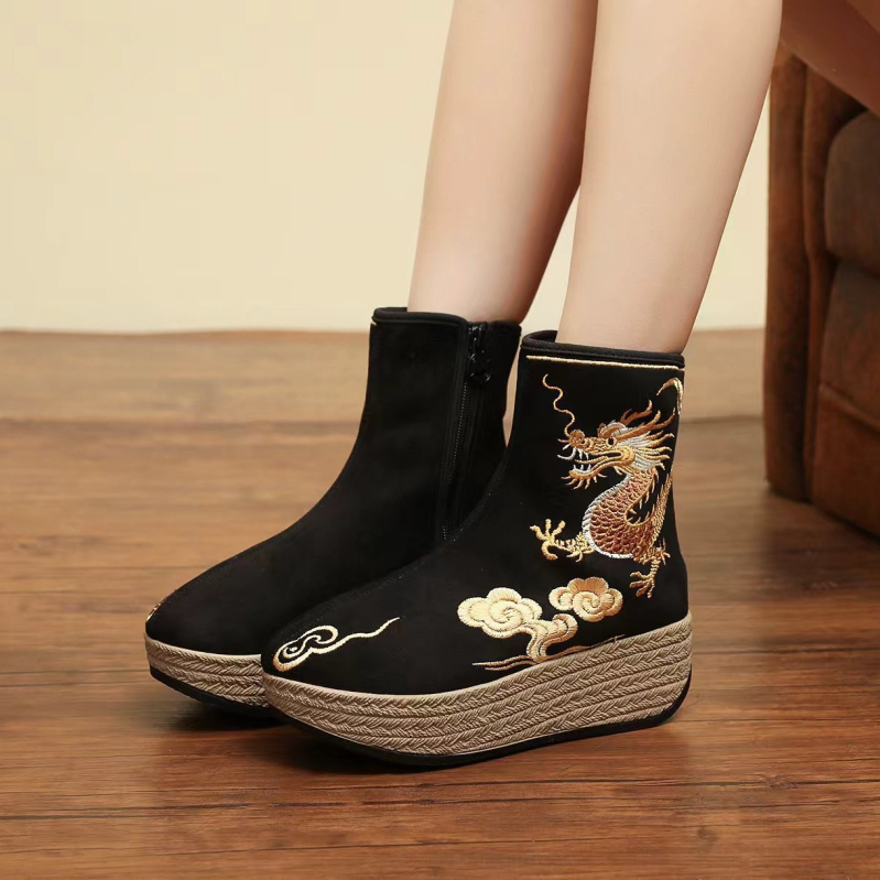 Lühikesed veluurist loomanahast etnilise tikandiga, külg ukseaug, sisemus tekstil, terav varvas, kõrge kand