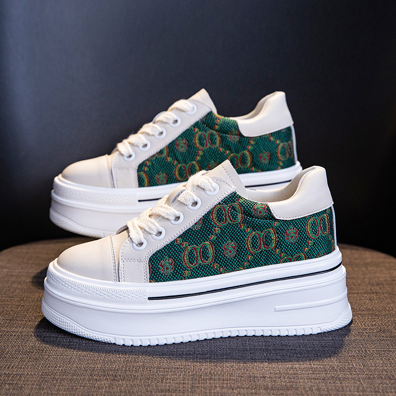 Platformne tenisice, visina potplata iznad 8 cm, gornji materijal: goveda koža, ulošak od pigskin, đon: TPR
