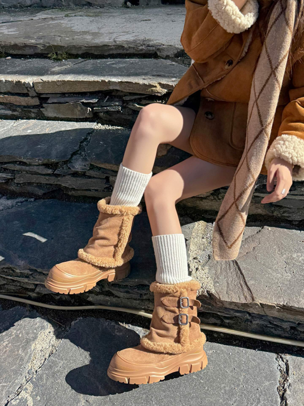 Sieviešu ziemas zābaki sniegam: ārējā daļa – īsta āda, iekšējā odere – mākslīgā kažokāde, zole – audums, īss potītes augstums, apaļa purngala