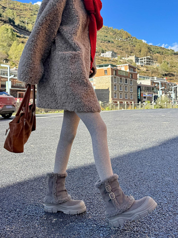 Sieviešu ziemas zābaki sniegam: ārējā daļa – īsta āda, iekšējā odere – mākslīgā kažokāde, zole – audums, īss potītes augstums, apaļa purngala