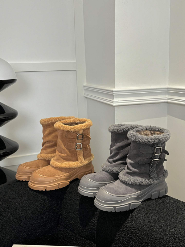 Sieviešu ziemas zābaki sniegam: ārējā daļa – īsta āda, iekšējā odere – mākslīgā kažokāde, zole – audums, īss potītes augstums, apaļa purngala