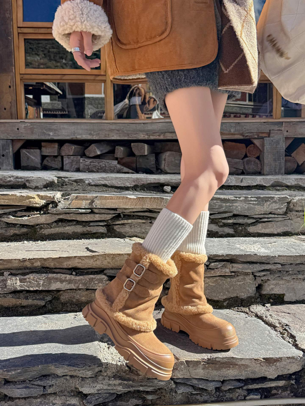 Sieviešu ziemas zābaki sniegam: ārējā daļa – īsta āda, iekšējā odere – mākslīgā kažokāde, zole – audums, īss potītes augstums, apaļa purngala